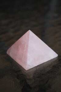 puramiid-roosa-kvarts-klaarsus (5)